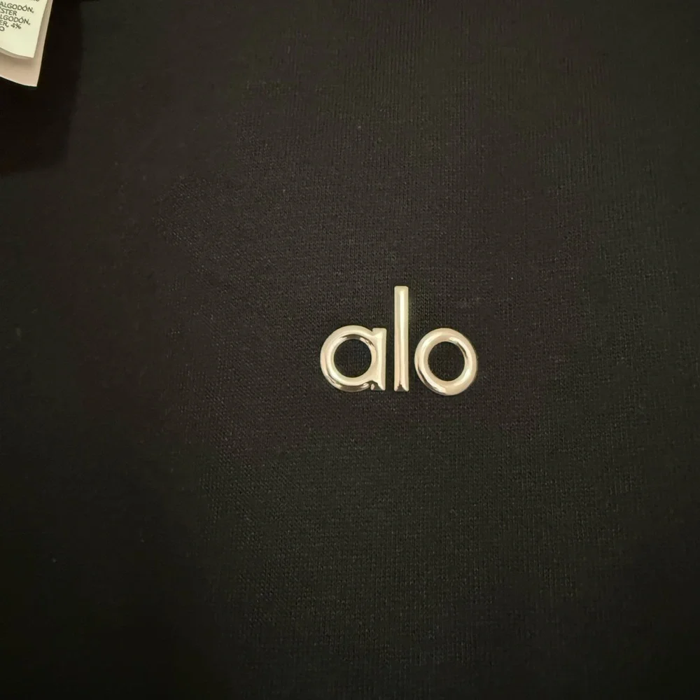 ALO Yoga Men’s Black Crewneck Sweatshirt with Subtle Logo - Picture 3 of 3